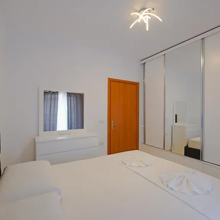 Giulia Apartment *